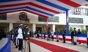 Entre cr&iacute;ticas y halagos, ambiente en explanada del Congreso Nacional previo a discurso de Abinader
