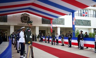 Entre cr&iacute;ticas y halagos, ambiente en explanada del Congreso Nacional previo a discurso de Abinader