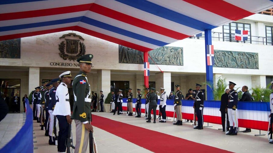 Entre cr&iacute;ticas y halagos, ambiente en explanada del Congreso Nacional previo a discurso de Abinader