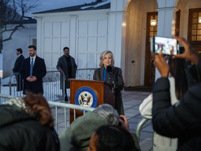 Hillary Clinton dice Biden cometió un error al no retirarse antes