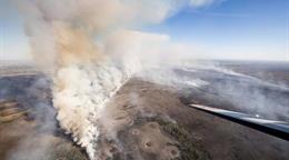Incendio en los Everglades supera las 10,400 hect&aacute;reas y amenaza viviendas en Florida