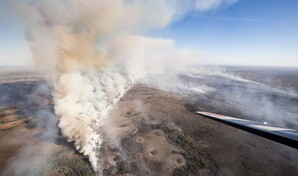 Incendio en los Everglades supera las 10,400 hect&aacute;reas y amenaza viviendas en Florida