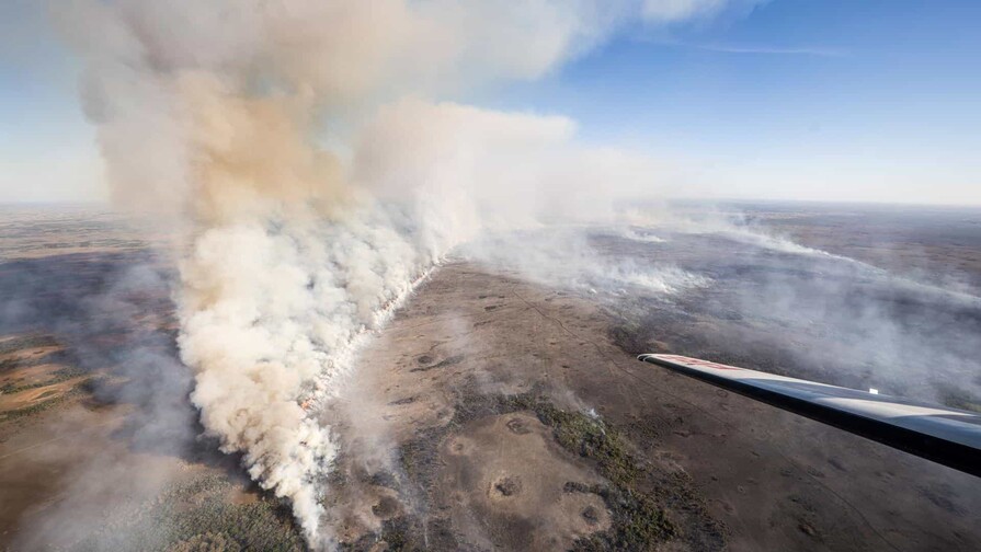 Incendio en los Everglades supera las 10,400 hect&aacute;reas y amenaza viviendas en Florida