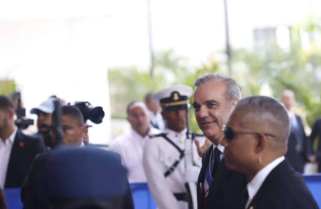 El mandatario Luis Abinader a su llegada al Congreso Nacional previo a su discurso de rendici&oacute;n de cuentas.