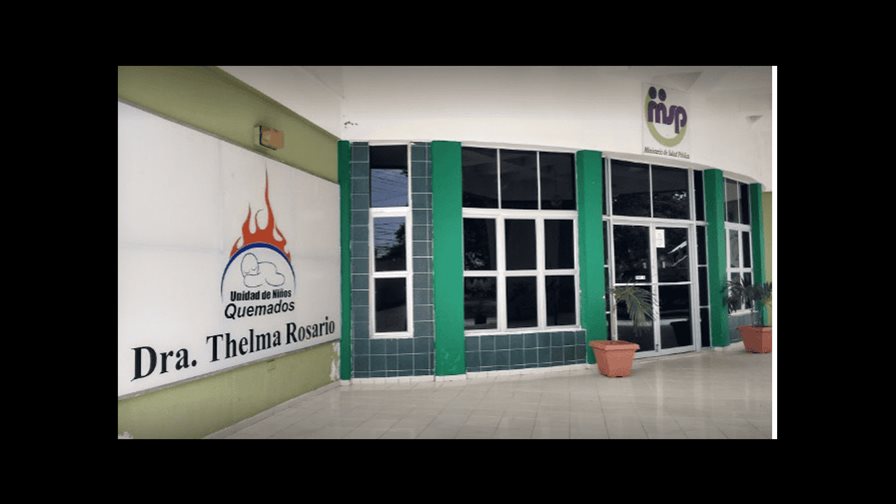 Niña de tres años es dejada abandonada con quemaduras en un hospital de Santiago Niña de tres años es dejada abandonada con quemaduras en un hospital de Santiago