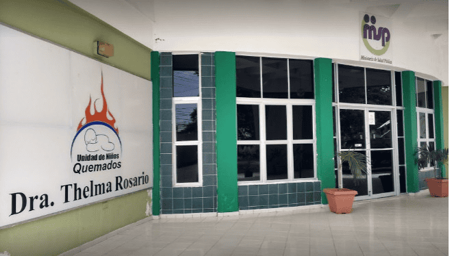 Niña de tres años es dejada abandonada con quemaduras en un hospital de Santiago Niña de tres años es dejada abandonada con quemaduras en un hospital de Santiago