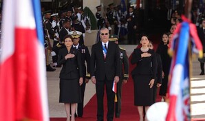 Negro absoluto, estilo impecable: la moda que marc&oacute; la rendici&oacute;n de cuentas