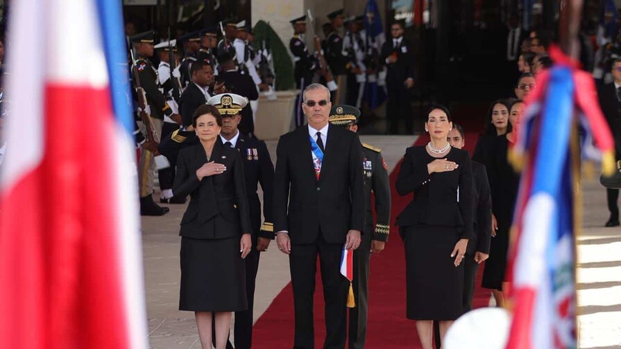 Negro absoluto, estilo impecable: la moda que marc&oacute; la rendici&oacute;n de cuentas