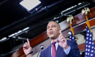 Jared Kushner se re&uacute;ne con Hakeem Jeffries ante la disputa por el control de la C&aacute;mara