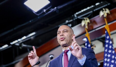Jared Kushner se re&uacute;ne con Hakeem Jeffries ante la disputa por el control de la C&aacute;mara