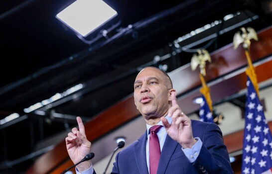 Jared Kushner se re&uacute;ne con Hakeem Jeffries ante la disputa por el control de la C&aacute;mara