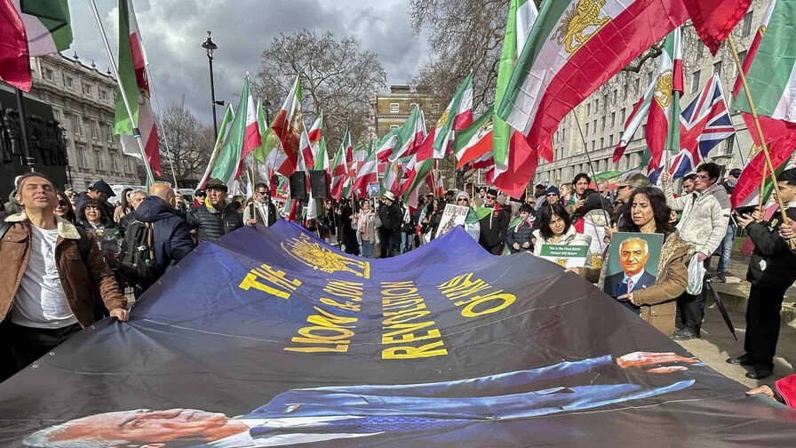 Iraníes pro Sha celebran en Londres los ataques y los llaman intervención humanitaria Iraníes pro Sha celebran en Londres los ataques y los llaman intervención humanitaria