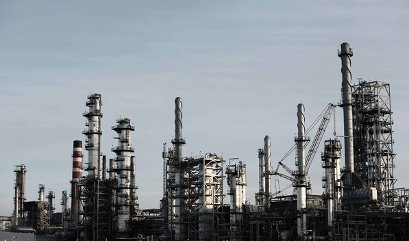 El ataque a Ir&aacute;n aviva los temores a que el petr&oacute;leo se dispare hasta los 100 d&oacute;lares