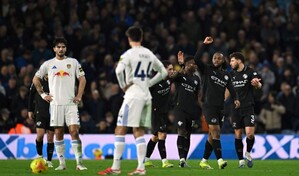 Manchester City cumple en Leeds y presiona al Arsenal antes de su derbi