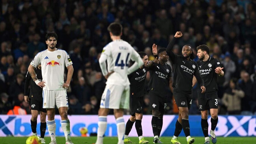 Manchester City cumple en Leeds y presiona al Arsenal antes de su derbi