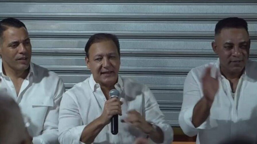 Abel Mart&iacute;nez juramenta exmiembros de Fuerza del Pueblo que retornan al PLD en acto en Santiago