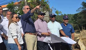 Abinader supervisa da&ntilde;os por lluvias en Gaspar Hern&aacute;ndez y Sos&uacute;a y promete reubicar a afectados