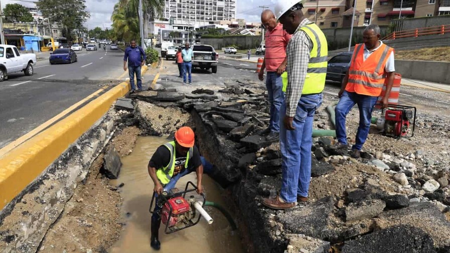 Caasd trabaja en tres aver&iacute;as que afectan al Gran Santo Domingo desde hace una semana