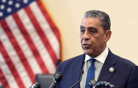 Adriano Espaillat resalta impacto del programa deportivo Huddle Abroad en j&oacute;venes dominicanos