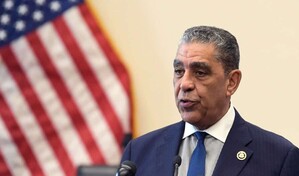 Espaillat pide investigar a ICE por rastrear ubicaciones de estadounidenses sin orden judicial