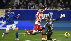 Juli&aacute;n &Aacute;lvarez le da el triunfo al Atl&eacute;tico en el descuento ante un buen Oviedo