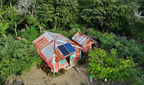 El Ministerio de Energ&iacute;a y Minas electrifica 65 hogares en San Jos&eacute; de Ocoa