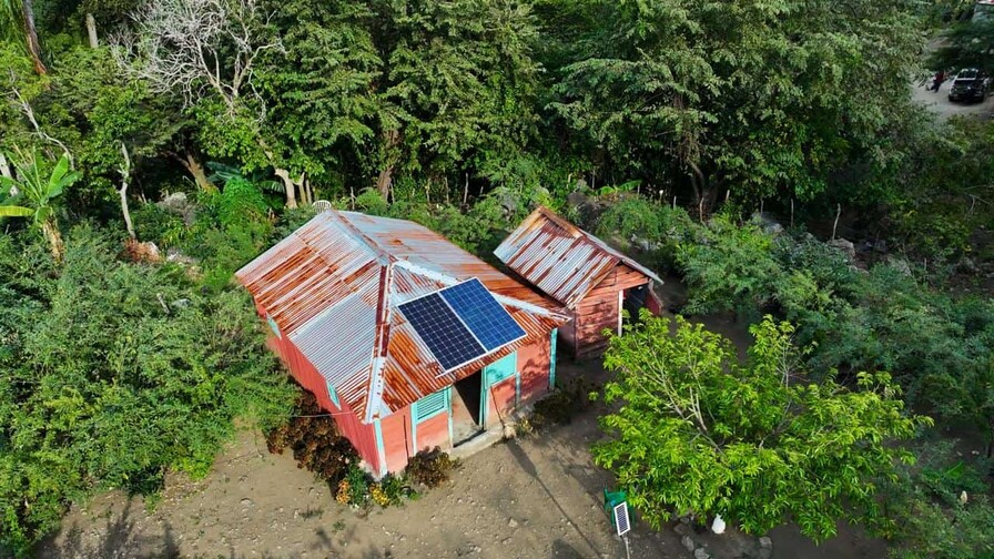 El Ministerio de Energ&iacute;a y Minas electrifica 65 hogares en San Jos&eacute; de Ocoa