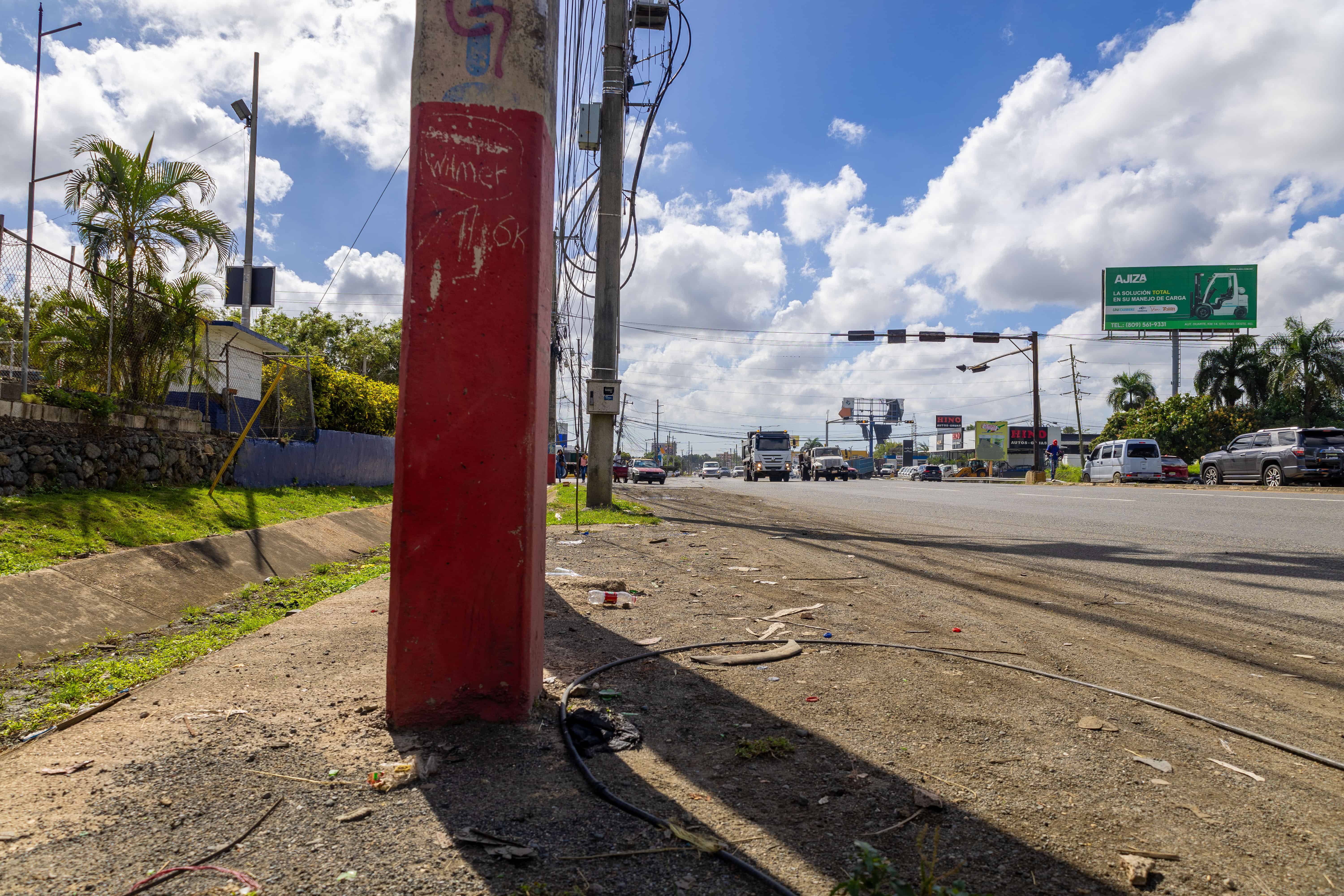 En todo el trayecto hay postes del tendido eléctrico muy cerca de la autopista.