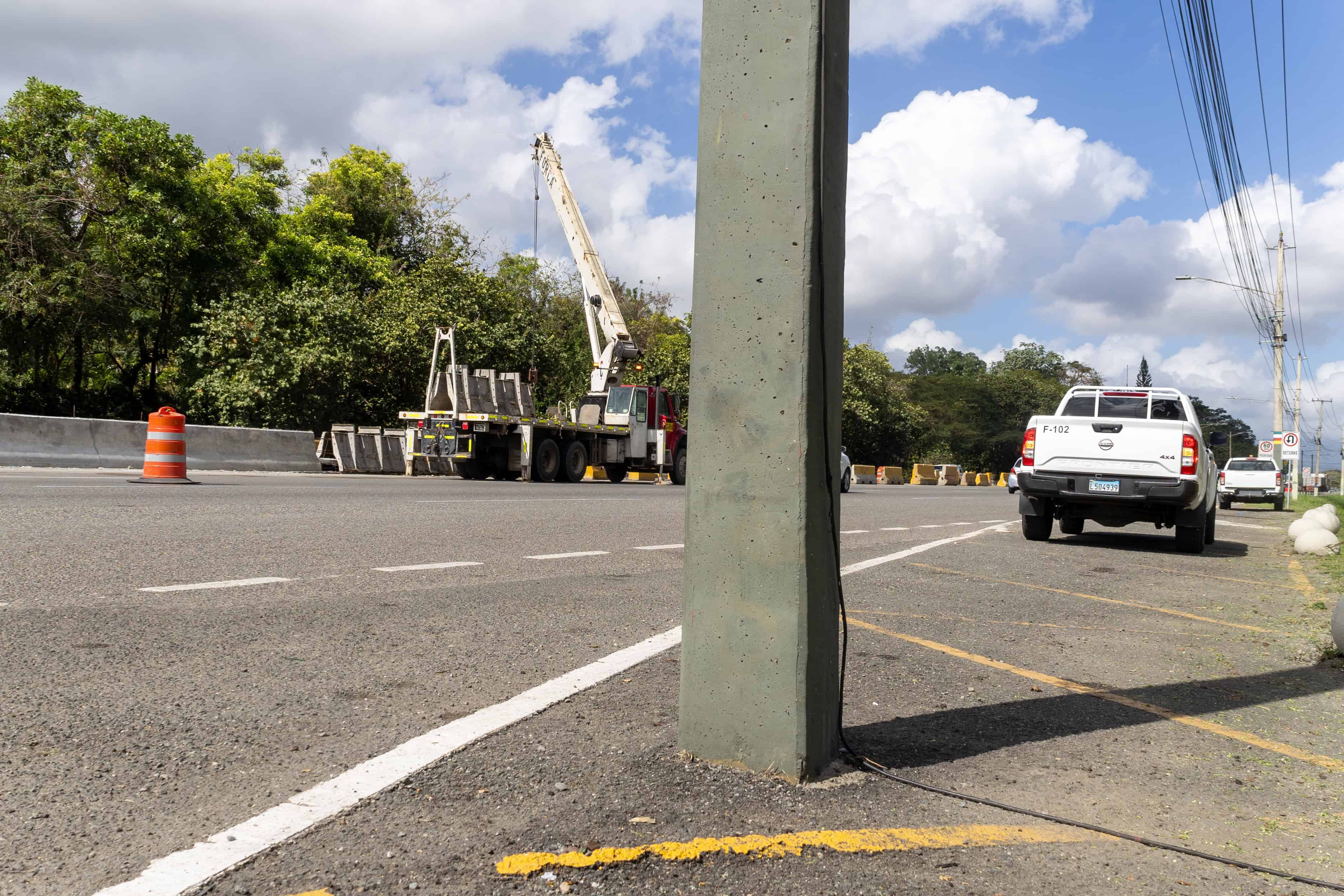 Un problema ilegal son los postes del tendido eléctrico a orillas de la vía. 