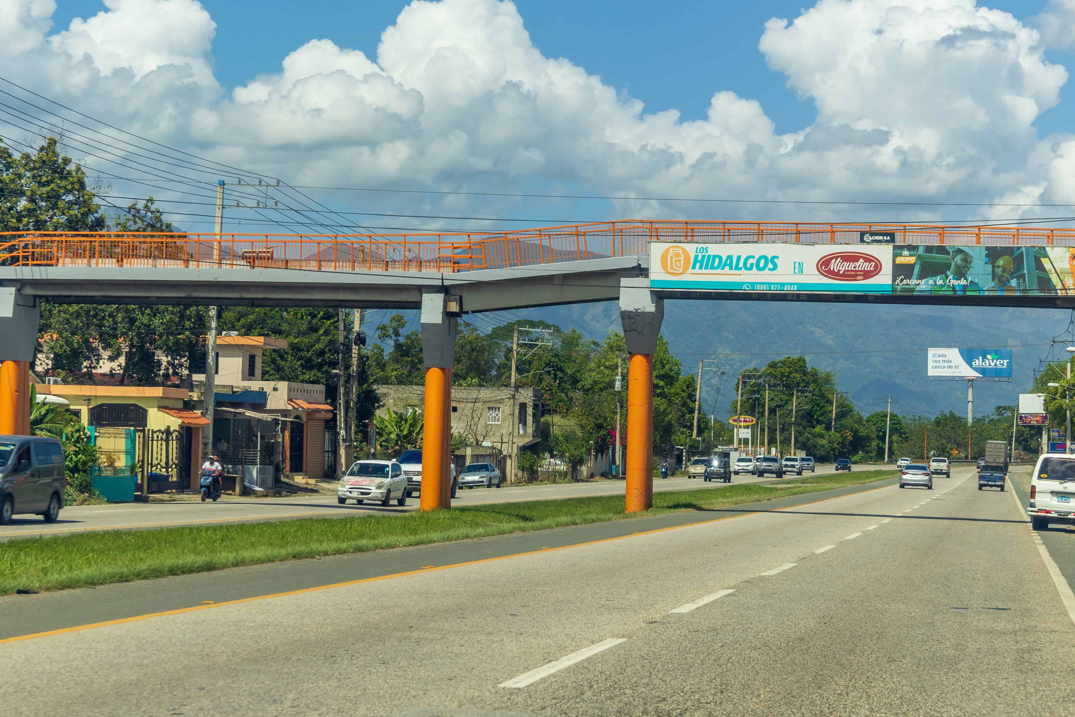 Peatonal sin barandas de protección, peligro para los conductores y peatones 