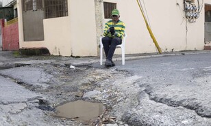 Residentes denuncian abandono en la calle Vereda esquina Esperilla en el Residencial Olimpo