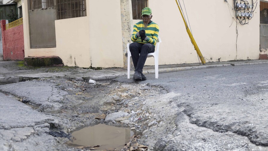 Residentes denuncian abandono en la calle Vereda esquina Esperilla en el Residencial Olimpo Residentes denuncian abandono en la calle Vereda esquina Esperilla en el Residencial Olimpo