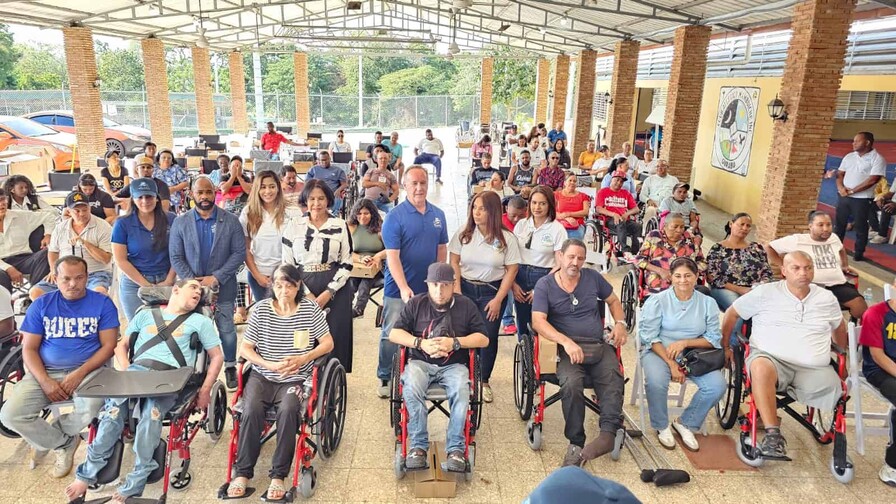 Fundaciones Wheelchair y Cruz Jimini&aacute;n entregan sillas de rueda en Puerto Plata y Santiago