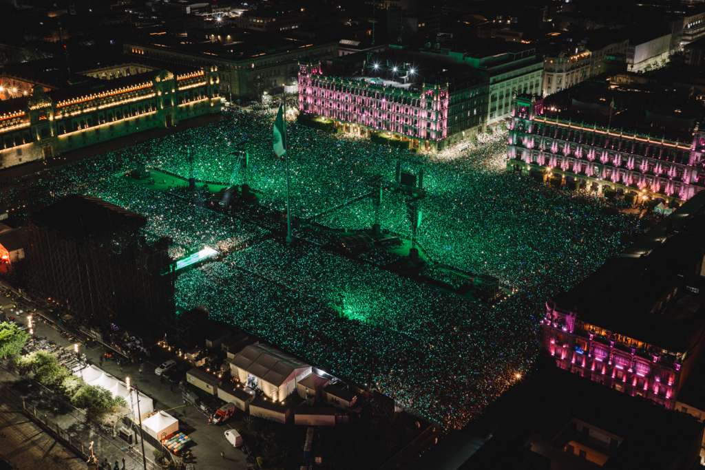 Vista a&eacute;rea del Z&oacute;calo y calles del Centro Hist&oacute;rico de Ciudad de M&eacute;xico durante el concierto de Shakira.