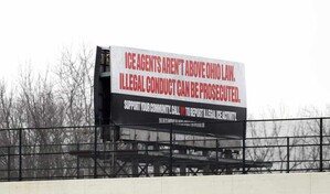 Instalan m&aacute;s de 200 vallas publicitarias contra el ICE en ciudades de Estados Unidos
