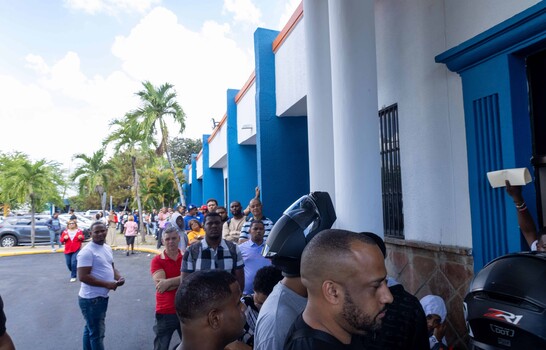 Con largas filas y esperas en el Intrant inicia entrega de nuevas licencias de conducir