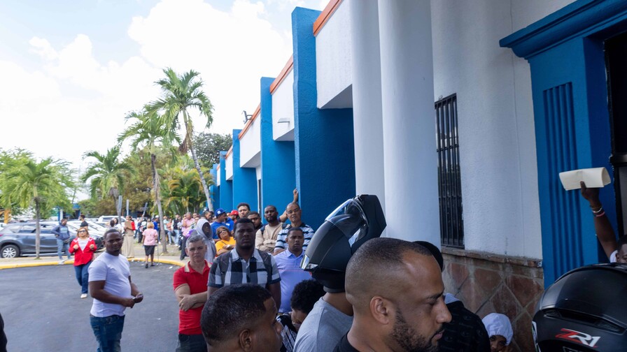 Con largas filas y esperas en el Intrant inicia entrega de nuevas licencias de conducir