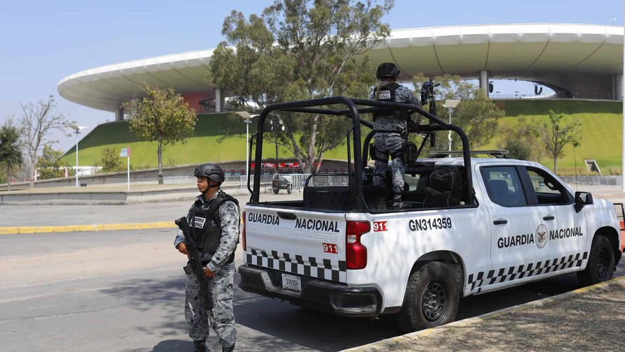 Militares mexicanos resguardan la funeraria donde es velado el narco el Mencho