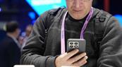 El m&oacute;vil retoma impulso en el MWC: brazo rob&oacute;tico, tel&eacute;fono tripantalla e IA estructural