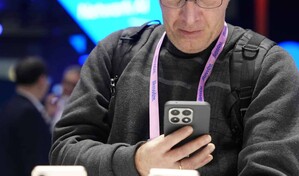 El m&oacute;vil retoma impulso en el MWC: brazo rob&oacute;tico, tel&eacute;fono tripantalla e IA estructural