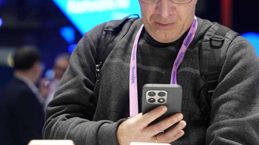 El m&oacute;vil retoma impulso en el MWC: brazo rob&oacute;tico, tel&eacute;fono tripantalla e IA estructural