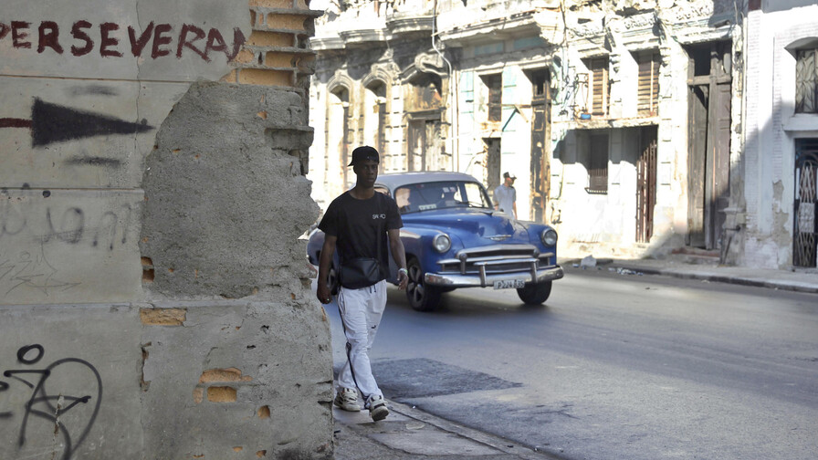 Negocios privados de Cuba comienzan a importar combustible ante crisis energ&eacute;tica