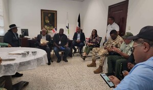 Autoridades y comerciantes buscan salida a crisis por nuevos cobros en Dajab&oacute;n