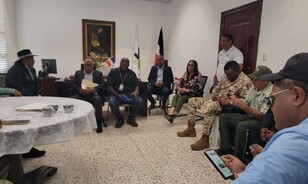 Autoridades y comerciantes buscan salida a crisis por nuevos cobros en Dajab&oacute;n