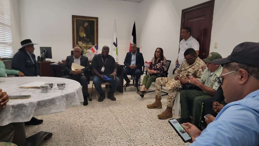 Autoridades y comerciantes buscan salida a crisis por nuevos cobros en Dajab&oacute;n