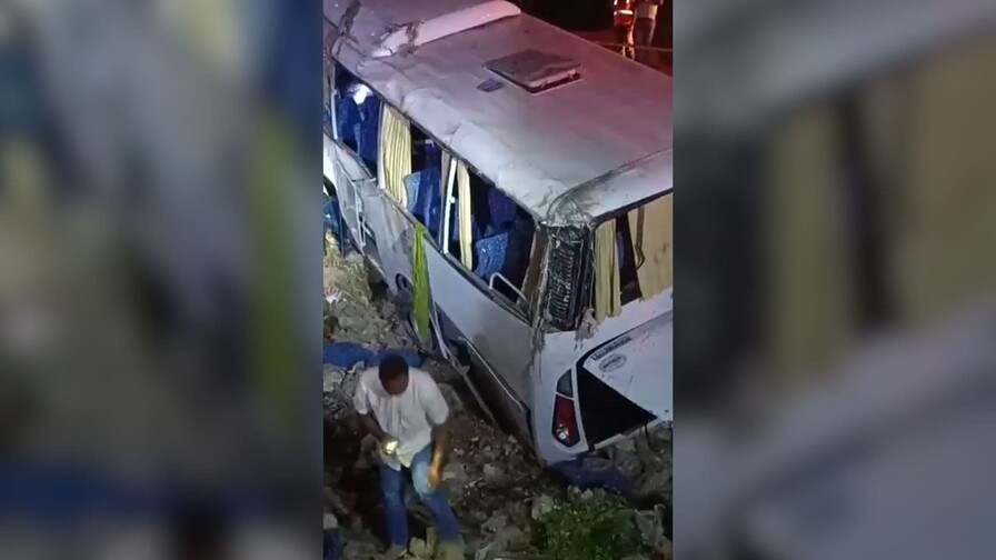 Dos fallecidos y 18 heridos por accidente de tr&aacute;nsito en un autob&uacute;s en La Romana