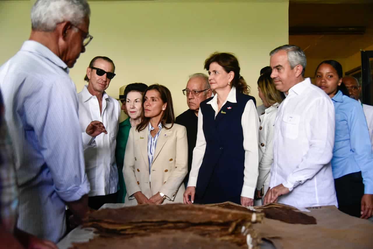 La embajadora Leah Francis Campos (centro) durante su visita a la instalaci&oacute;n, donde conoci&oacute; de cerca los procesos y proyectos de la instituci&oacute;n.