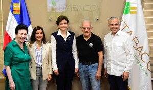 Embajadora de Estados Unidos visita Intabaco en Santiago junto a la vicepresidenta Raquel Pe&ntilde;a