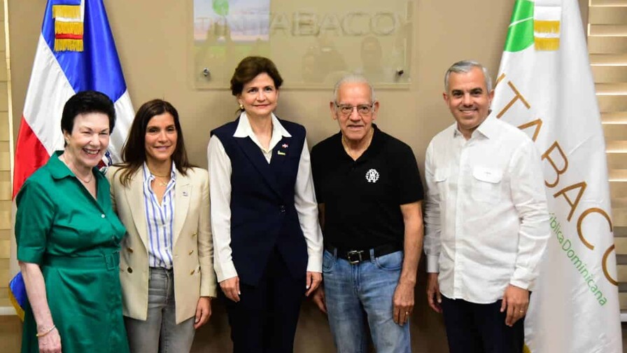 Embajadora de Estados Unidos visita Intabaco en Santiago junto a la vicepresidenta Raquel Pe&ntilde;a