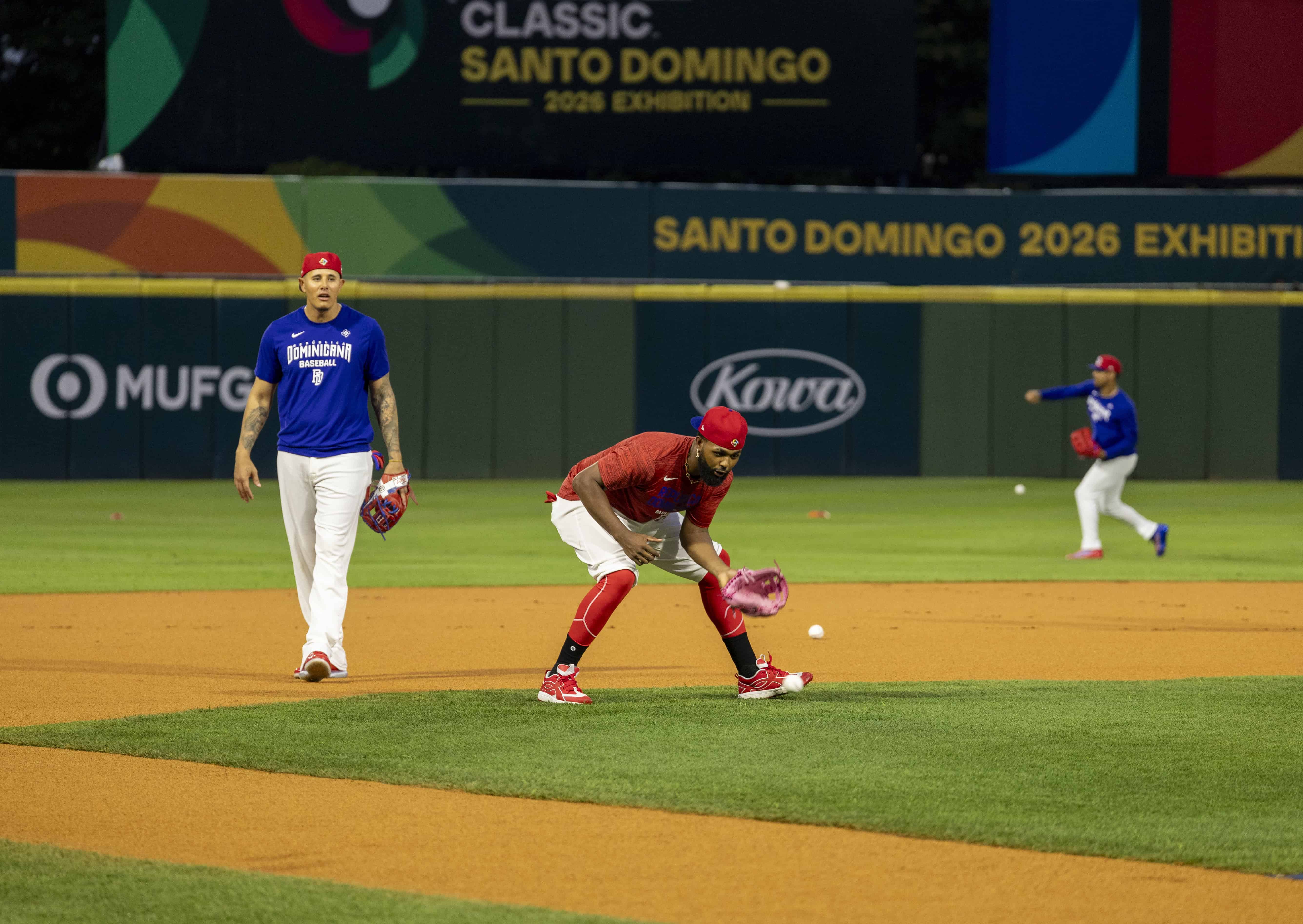 Junior Caminero se apresta a tomar un rodado, mientras Manny Machado observa.